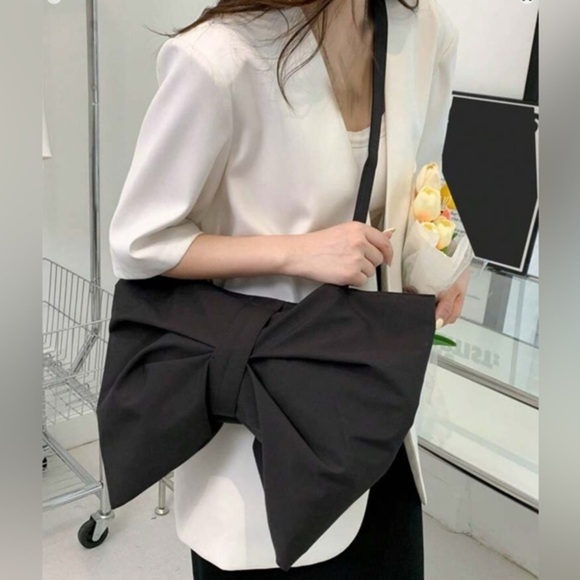 ๐NWT Unique Black Bow Tie Statement Oversized crossbody tote purse ๐ bag - Picture 2 of 6